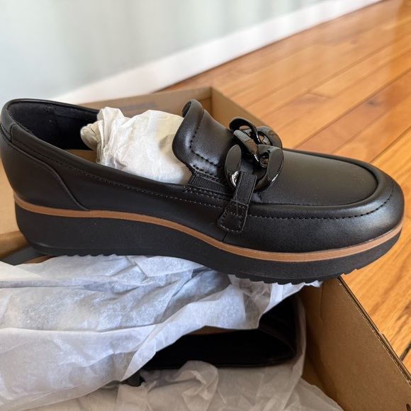 NWT Clarks Black Loafers with Glossy Chain Accent - Picture 9 of 16